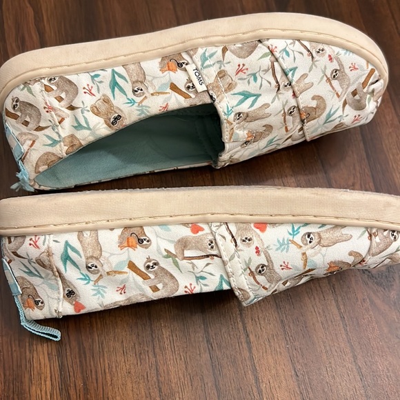 TOMS slip ons - Youth size 1 - sloths - good condition - Picture 6 of 7
